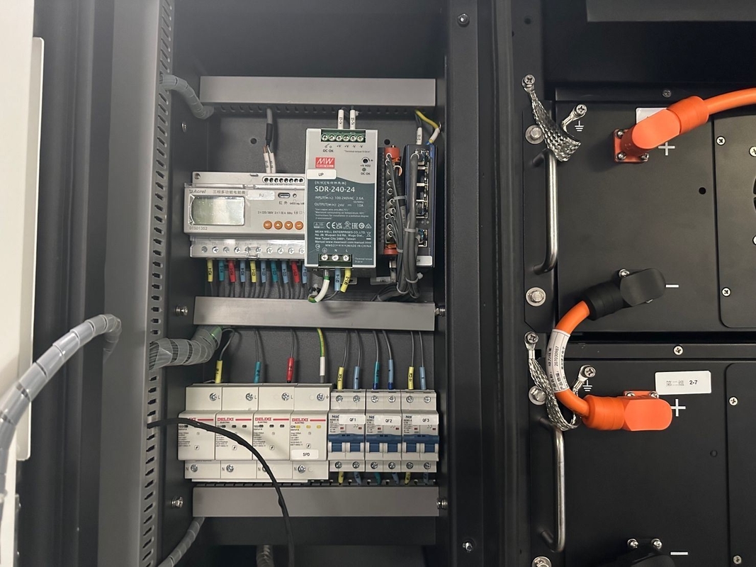 屋外ESSキャビネット 空気冷却 229kwh LFP 公園エネルギー貯蔵とバックアップ電源のための大きな容量