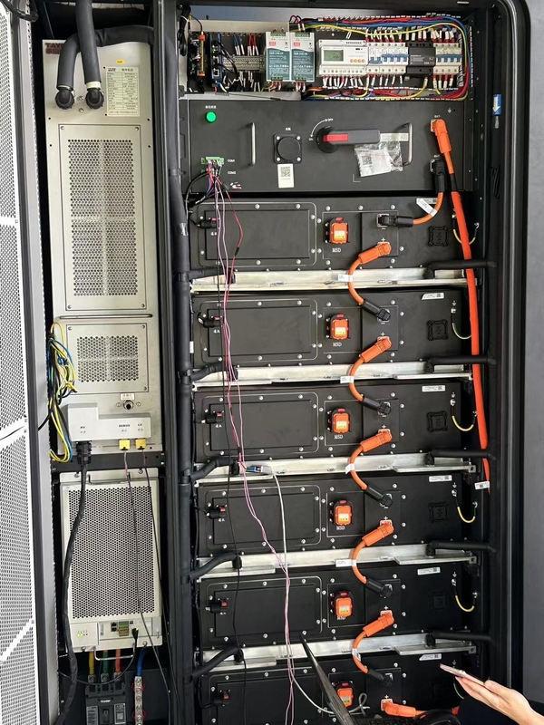 システムからの騒音65 DB 1m 120kW 258kWh C&I エネルギー貯蔵用のバッテリーキャビネット